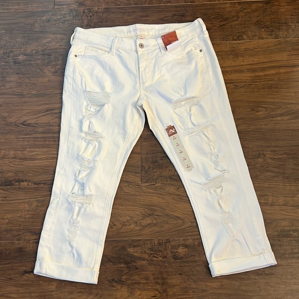 NWT Arizona Juniors Women’s Distressed Jean, Shredded White, sz 15, Crop Leg